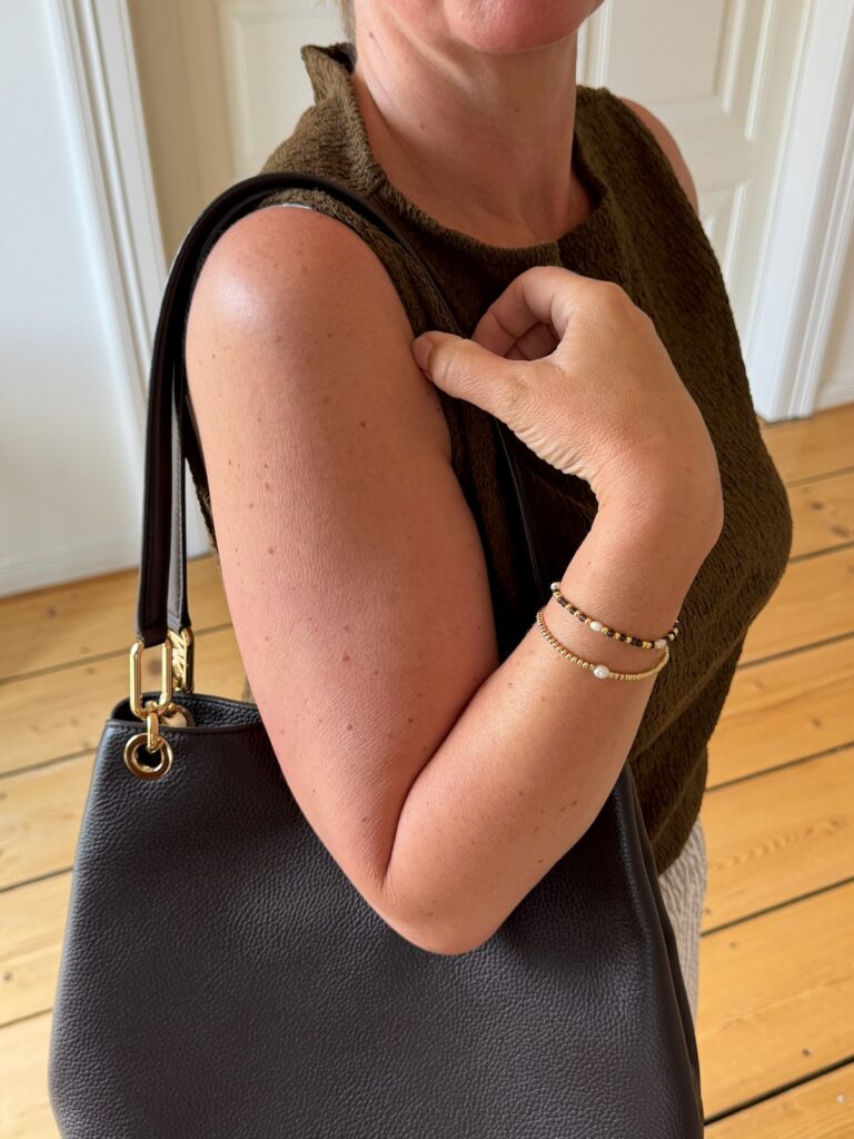 Outfitinspirationen-Sommerlich mit Kleidern, Shorts und Leinen-29. Woche 26-weite,leichte Hose gestreift braun ecru-Top braun crinkle-Sandalen braun-Armbänder Pera Schmuckmanufaktur-lifewithaglow Outfitinspirationen-Sommerlich mit Kleidern, Shorts und Leinen-29. Woche 26-weite,leichte Hose gestreift braun ecru-Top braun crinkle-Sandalen braun-Armbänder Pera Schmuckmanufaktur-lifewithaglow