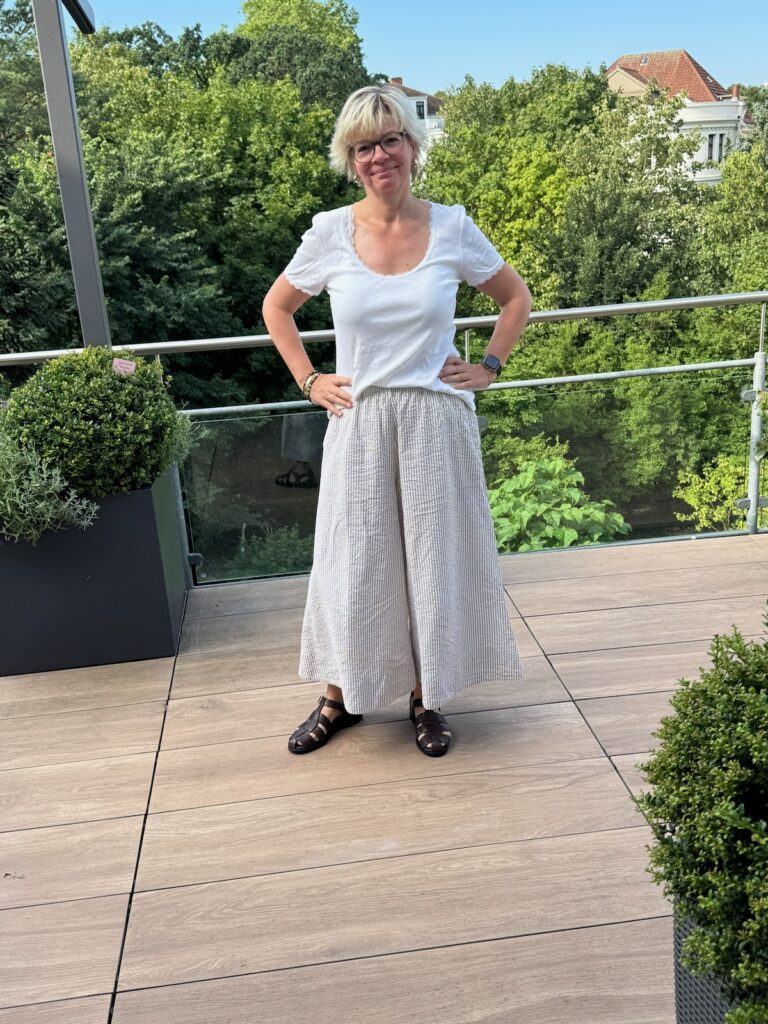 Outfitinspirationen-Sommerlich mit Kleidern, Shorts und Leinen-29. Woche 26-weite, leichte Hose braun ecru gestreift-T-Shirt mit Lochstickerei ecru-Fisherman Sandalen braun-Armbänder Pera Schmuckmanufaktur-lifewithaglow Outfitinspirationen-Sommerlich mit Kleidern, Shorts und Leinen-29. Woche 26-weite, leichte Hose braun ecru gestreift-T-Shirt mit Lochstickerei ecru-Fisherman Sandalen braun-Armbänder Pera Schmuckmanufaktur-lifewithaglow