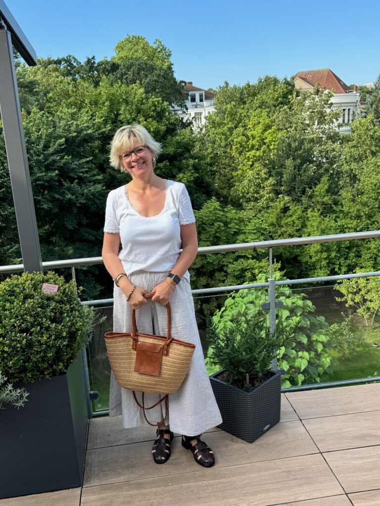 Outfitinspirationen-Sommerlich mit Kleidern, Shorts und Leinen-29. Woche 26-weite, leichte Hose braun ecru gestreift-T-Shirt mit Lochstickerei ecru-Fisherman Sandalen braun-Armbänder Pera Schmuckmanufaktur-lifewithaglow Outfitinspirationen-Sommerlich mit Kleidern, Shorts und Leinen-29. Woche 26-weite, leichte Hose braun ecru gestreift-T-Shirt mit Lochstickerei ecru-Fisherman Sandalen braun-Armbänder Pera Schmuckmanufaktur-lifewithaglow