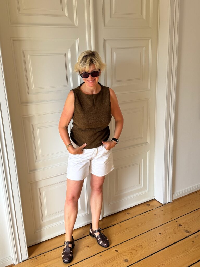 Outfitinspirationen-Sommerlich mit Kleidern, Shorts und Leinen-29. Woche 26-weiße Jeansshorts-Top kringle braun-Fisherman Sandalen braun-Armbänder Pera Schmuckmanufaktur-lifewithaglow Outfitinspirationen-Sommerlich mit Kleidern, Shorts und Leinen-29. Woche 26-weiße Jeansshorts-Top kringle braun-Fisherman Sandalen braun-Armbänder Pera Schmuckmanufaktur-lifewithaglow