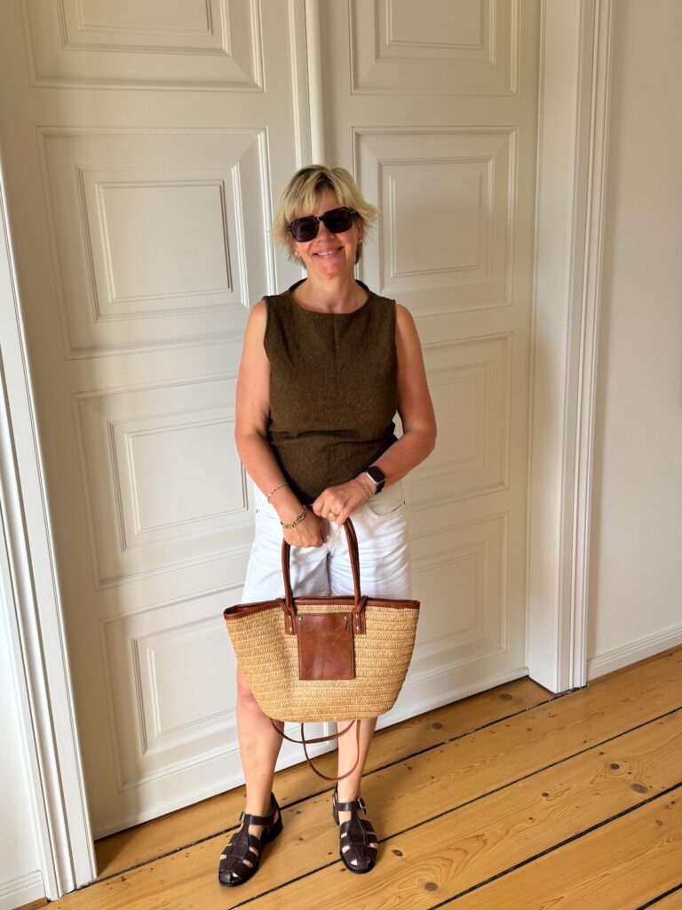 Outfitinspirationen-Sommerlich mit Kleidern, Shorts und Leinen-29. Woche 26-weiße Jeansshorts-Top kringle braun-Fisherman Sandalen braun-Armbänder Pera Schmuckmanufaktur-lifewithaglow Outfitinspirationen-Sommerlich mit Kleidern, Shorts und Leinen-29. Woche 26-weiße Jeansshorts-Top kringle braun-Fisherman Sandalen braun-Armbänder Pera Schmuckmanufaktur-lifewithaglow