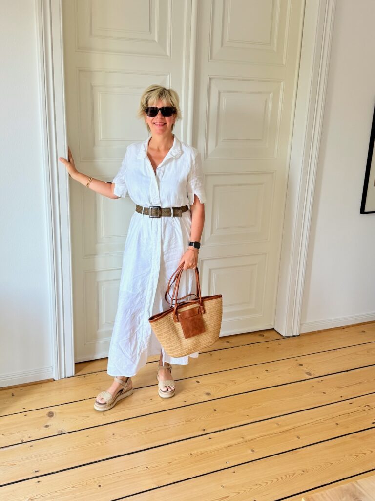 Sommeroutfit: So kombinere ich ein weißes Kleid mit Bastdetails-lifewithaglow Sommeroutfit: So kombinere ich ein weißes Kleid mit Bastdetails-lifewithaglow