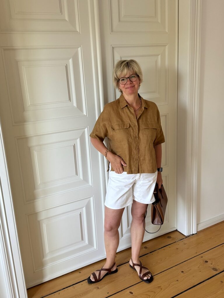 Die weiße Jeansshorts ü50-mit Leinenbluse-Outfit der Woche-Sommeruniform-Sommeroutfit-lifewithaglow Die weiße Jeansshorts ü50-mit Leinenbluse-Outfit der Woche-Sommeruniform-Sommeroutfit-lifewithaglow