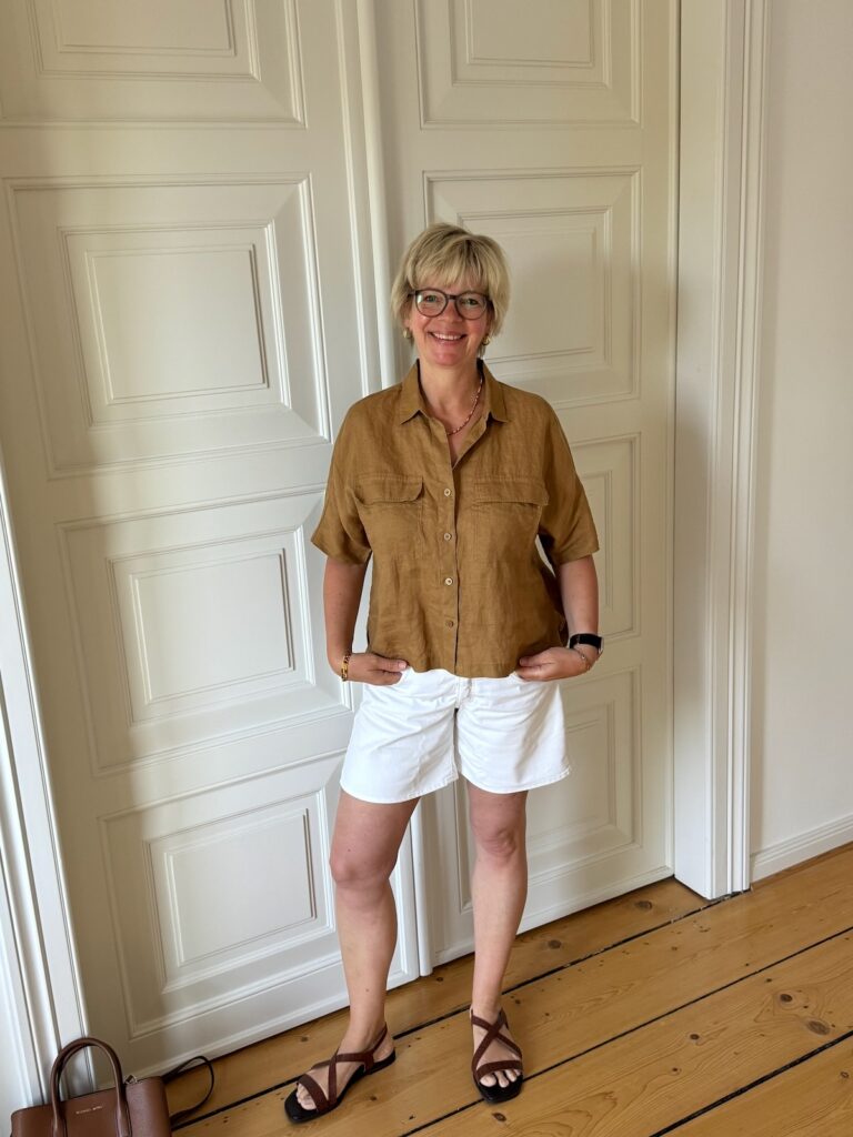 Die weiße Jeansshorts ü50-mit Leinenbluse-Outfit der Woche-Sommeruniform-Sommeroutfit-lifewithaglow Die weiße Jeansshorts ü50-mit Leinenbluse-Outfit der Woche-Sommeruniform-Sommeroutfit-lifewithaglow