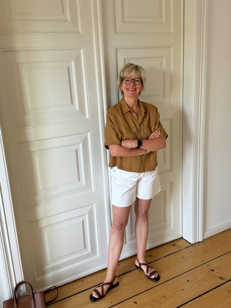 Die weiße Jeansshorts ü50-mit Leinenbluse-Outfit der Woche-Sommeruniform-Sommeroutfit-lifewithaglow Die weiße Jeansshorts ü50-mit Leinenbluse-Outfit der Woche-Sommeruniform-Sommeroutfit-lifewithaglow