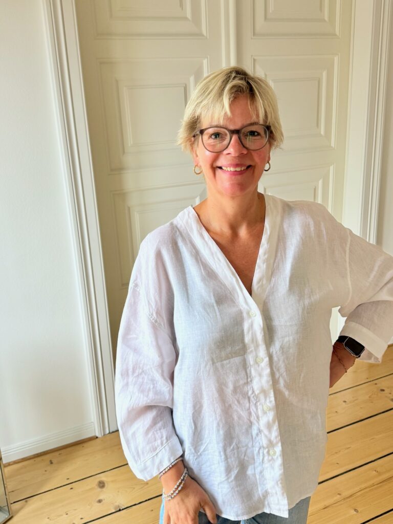Hellblaue Straight Jeans-weiße Leinenbluse-Sommeroutfit stylen-lifewithaglow