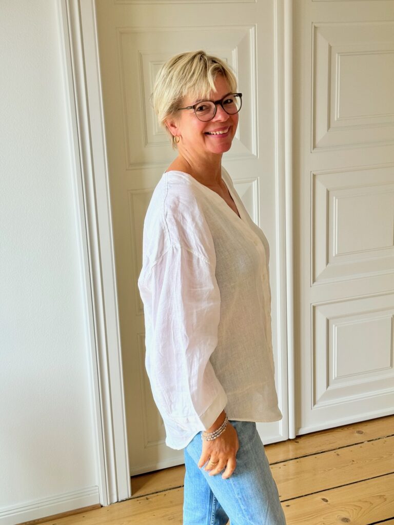 Hellblaue Straight Jeans-weiße Leinenbluse-Sommeroutfit stylen-lifewithaglow