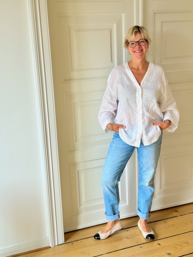 Hellblaue Straight Jeans-weiße Leinenbluse-Sommeroutfit stylen-lifewithaglow