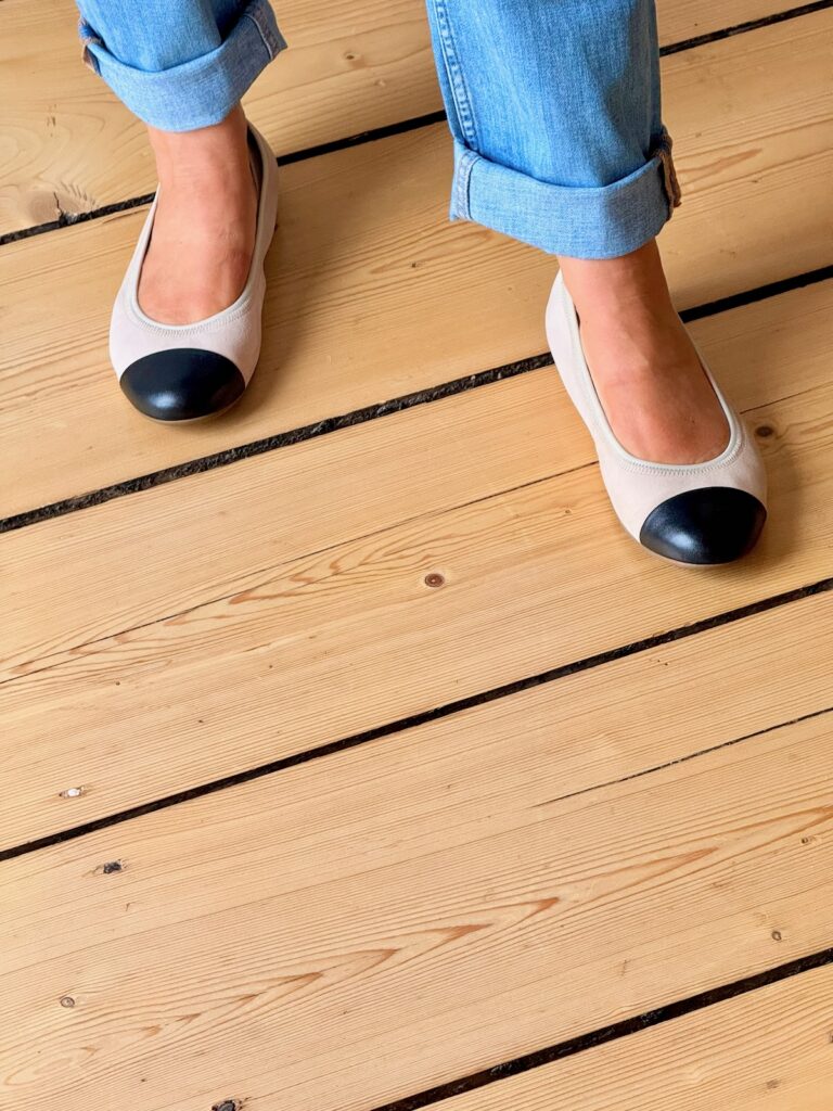Hellblaue Straight Jeans-weiße Leinenbluse-Sommeroutfit stylen-lifewithaglow