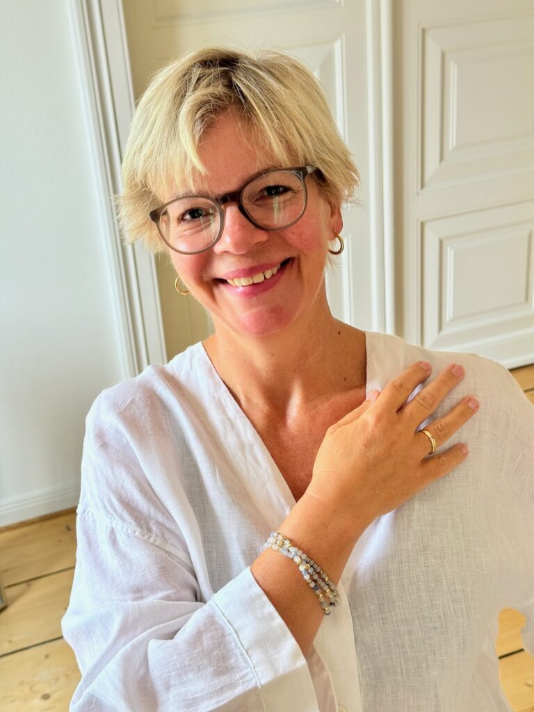 Hellblaue Straight Jeans-weiße Leinenbluse-Sommeroutfit stylen-lifewithaglow