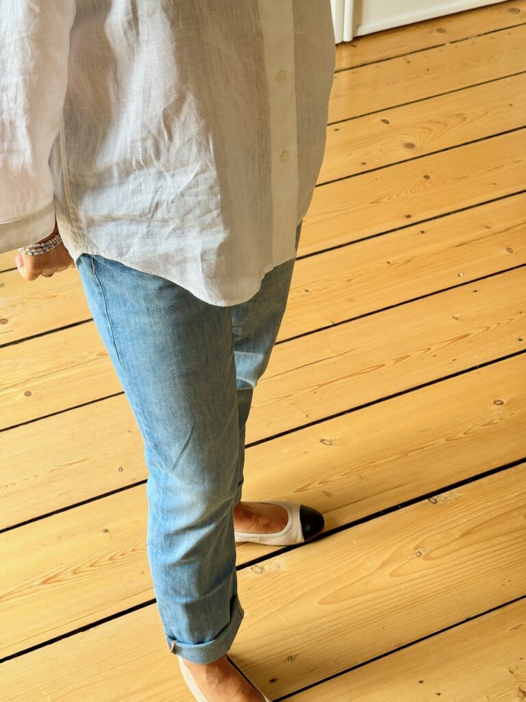 Hellblaue Straight Jeans-weiße Leinenbluse-Sommeroutfit stylen-lifewithaglow