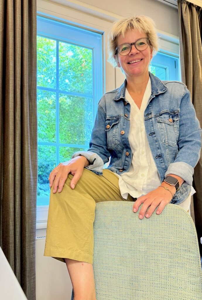 Outfitinspirationen-Sommeroutfits bei wechselhaften Temperaturen-lifewithaglow-weite Hose schilfgrün cropped-weiße Bluse aus Leinen mit V-Ausschnitt-Jeansjacke helles Denim