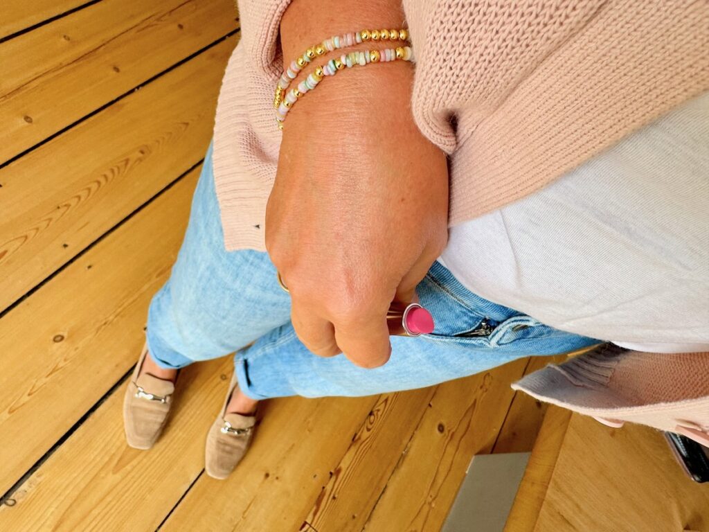 Outfitinspirationen-Sommeroutfits bei wechselhaften Temperaturen-lifewithaglow-Jeans straight helles Denim-T-Shirt aus Leinen weiß-Strickjacke Leinen-Baumwolle-Mis rosa-Loafer beige- bunte Armbänder