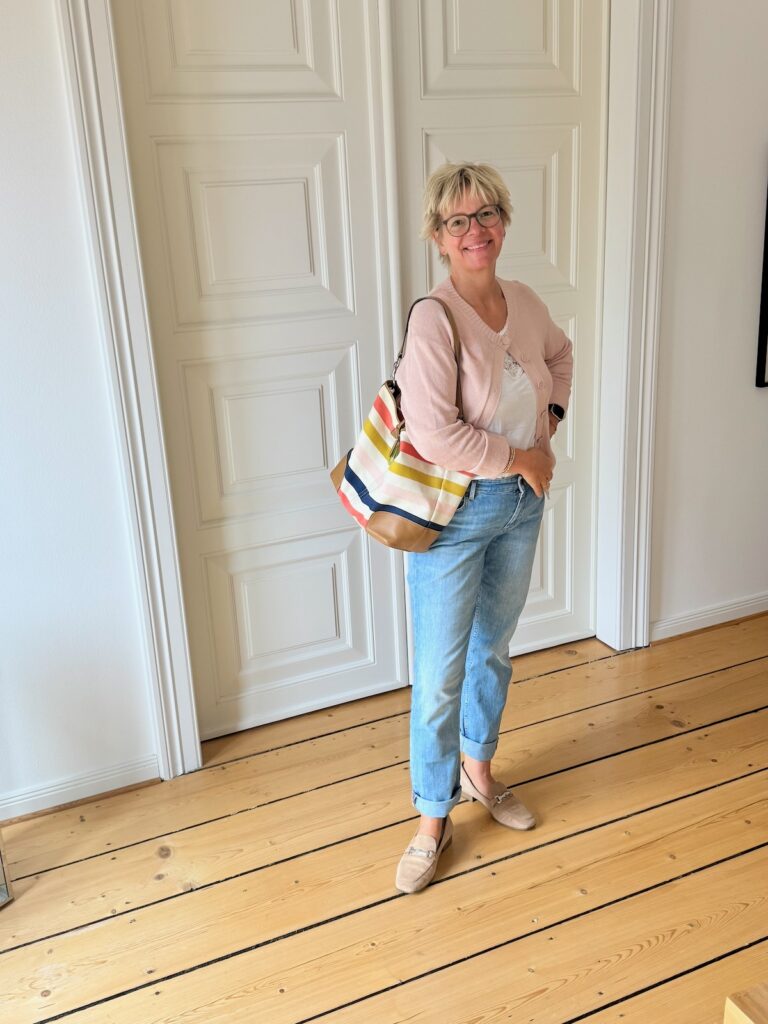 Outfitinspirationen-Sommeroutfits bei wechselhaften Temperaturen-lifewithaglow-Jeans straight helles Denim-T-Shirt aus Leinen weiß-Strickjacke Leinen-Baumwolle-Mis rosa-Loafer beige- bunte Armbänder