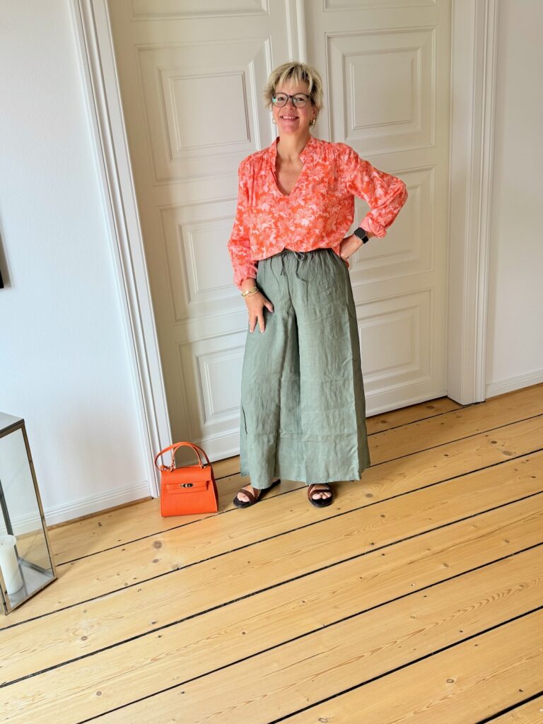 Outfitinspirationen-Sommeroutfits bei wechselhaften Temperaturen-lifewithaglow-Weite Leinenhose oliv-Bluse orange mit weißen Blumen-Tasche orange