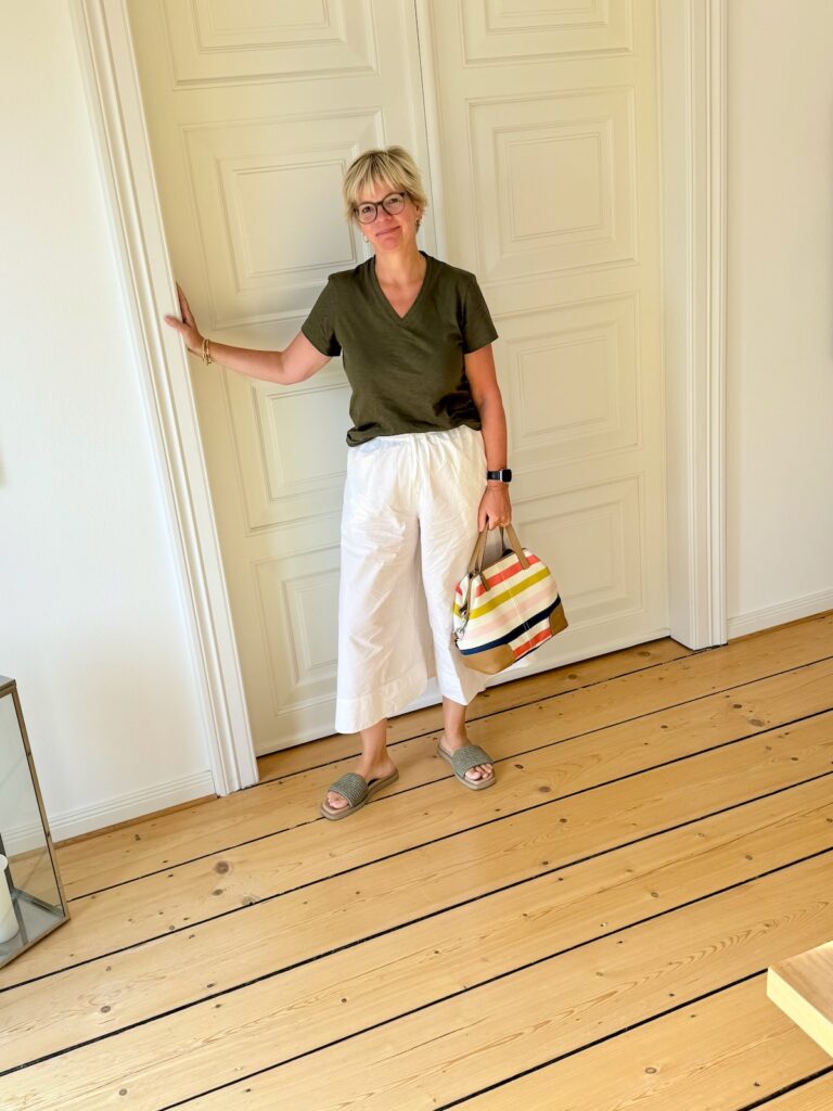Outfitinspirationen-Sommeroutfits bei wechselhaften Temperaturen-lifewithaglow-weite Hose cremeweiß cropped-T-Shirt oliv-Pantoletten Raffia