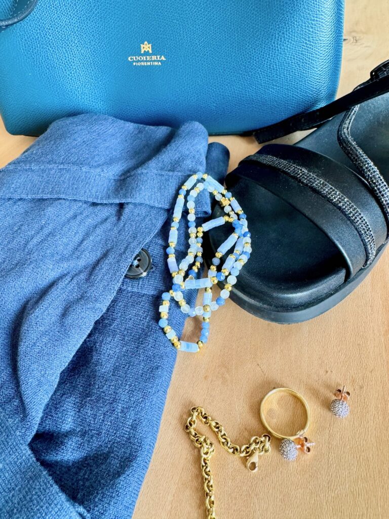 Outfitinspirationen-Sommeroutfits bei wechselhaften Temperaturen-lifewithaglow-Kleid denim-Sandalen schwarz mit Glitzer-Tasche Petroleum-dunkelblauer Cardigan