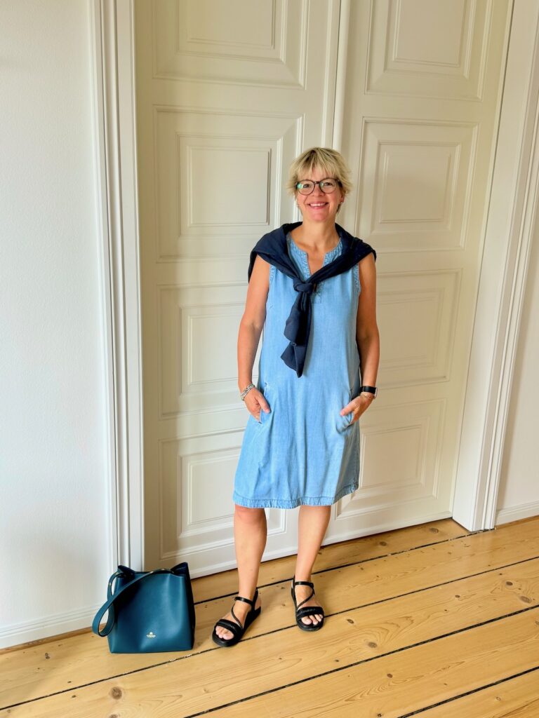 Outfitinspirationen-Sommeroutfits bei wechselhaften Temperaturen-lifewithaglow-Kleid denim-Sandalen schwarz mit Glitzer-Tasche Petroleum-dunkelblauer Cardigan
