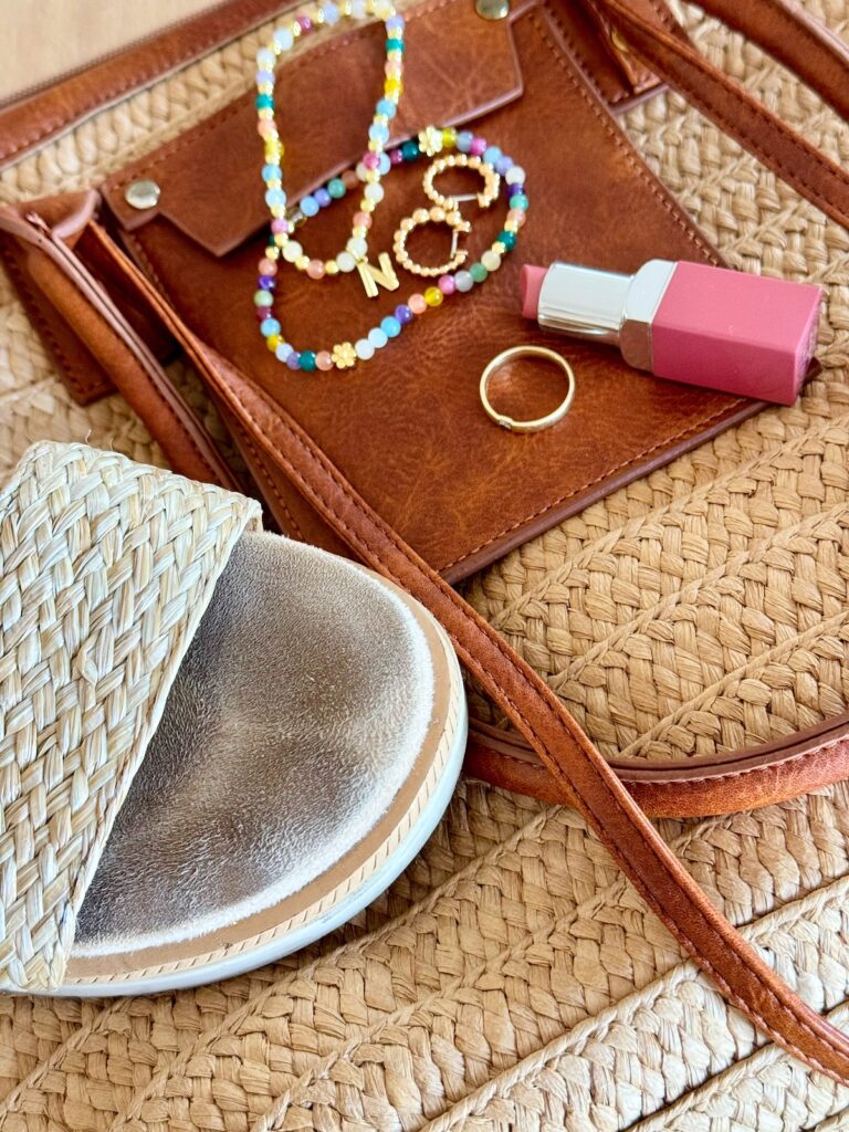 Outfitinspirationen-Sommeroutfits bei wechselhaften Temperaturen-lifewithaglow-Leinenshorts beige-weißes Blusentop aus Leinen-Cardigan Leinen-Baumwollmix-Bastsandalen mit kleinem Plateau-Korbtasche- hellblaue Armbänder Pera Schmuckmanufaktur