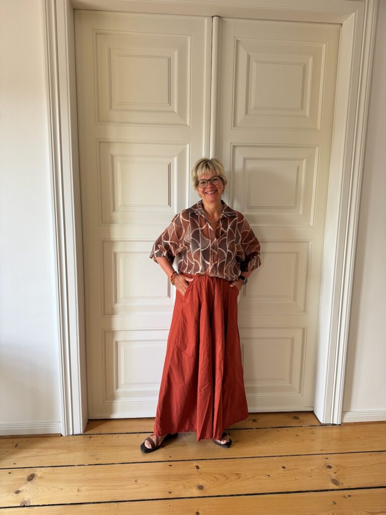 Rostrote Hose kombinieren-Über den Modeschatten hüpfen-Sommerlook-lifewithaglow