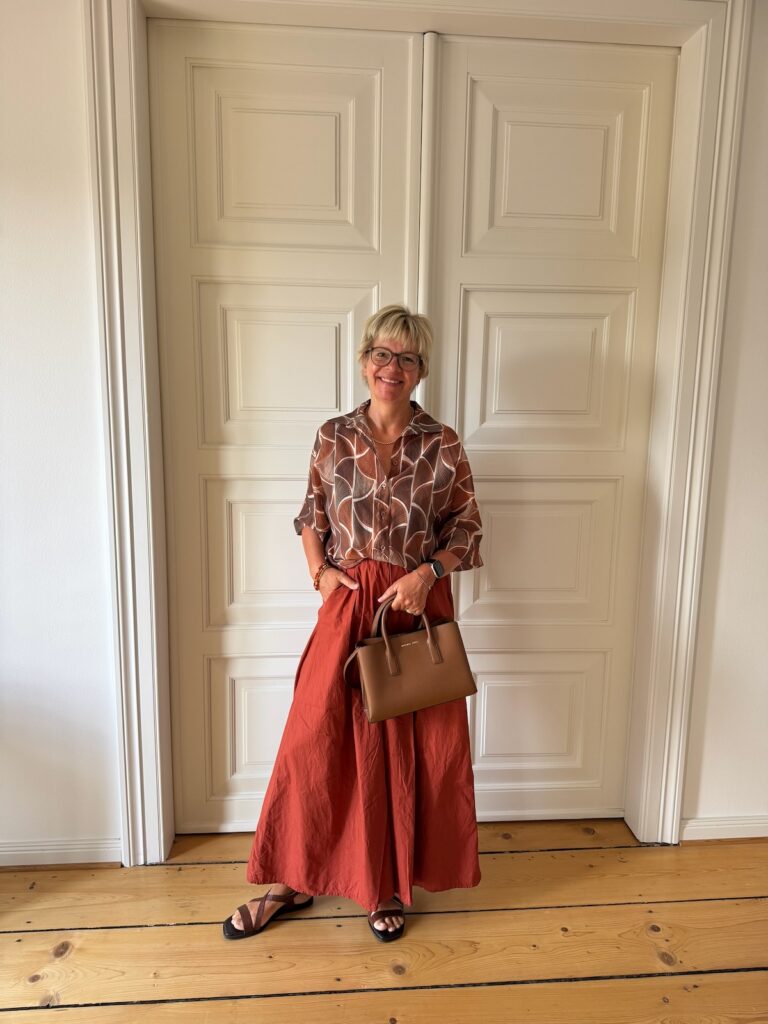 Rostrote Hose kombinieren-Über den Modeschatten hüpfen-Sommerlook-lifewithaglow