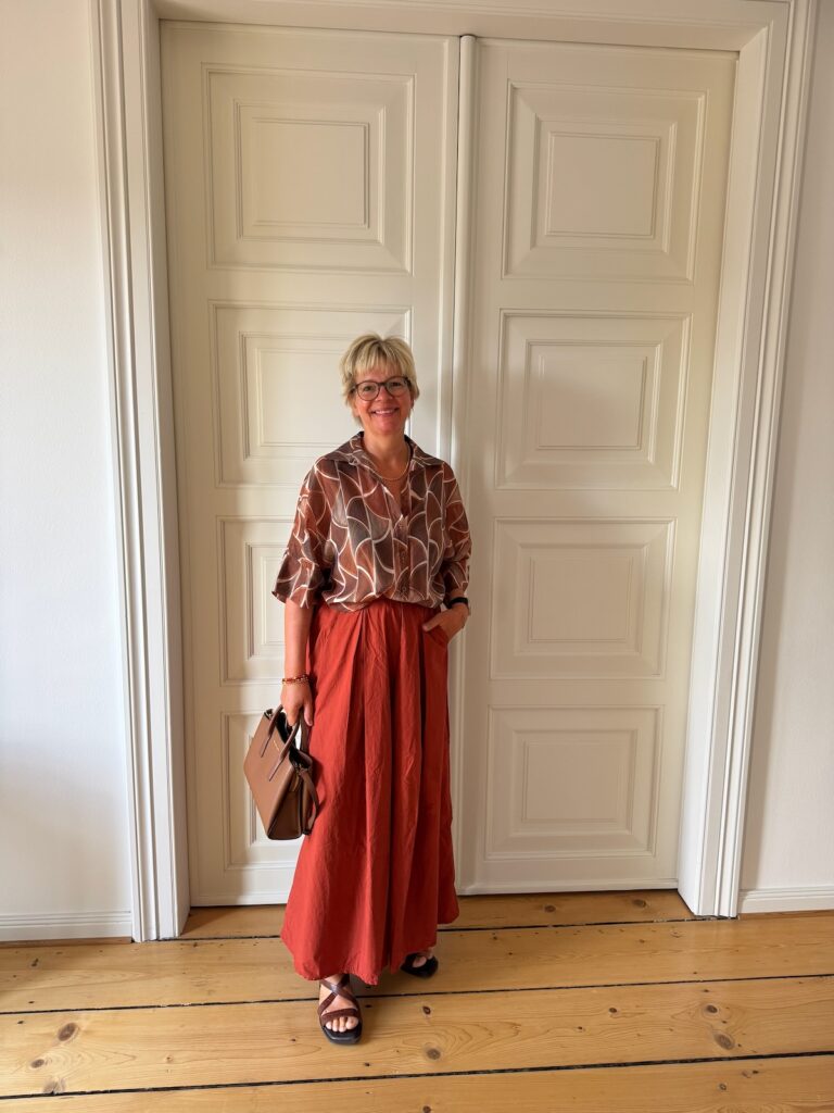 Rostrote Hose kombinieren-Über den Modeschatten hüpfen-Sommerlook-lifewithaglow