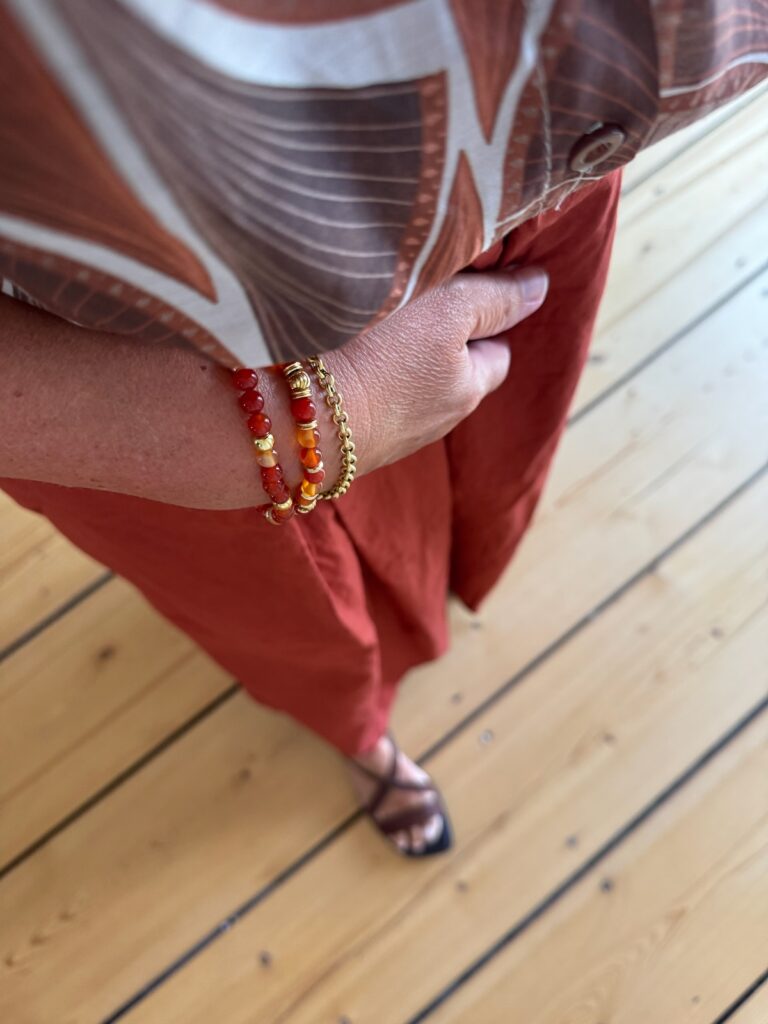 Rostrote Hose kombinieren-Über den Modeschatten hüpfen-Sommerlook-lifewithaglow