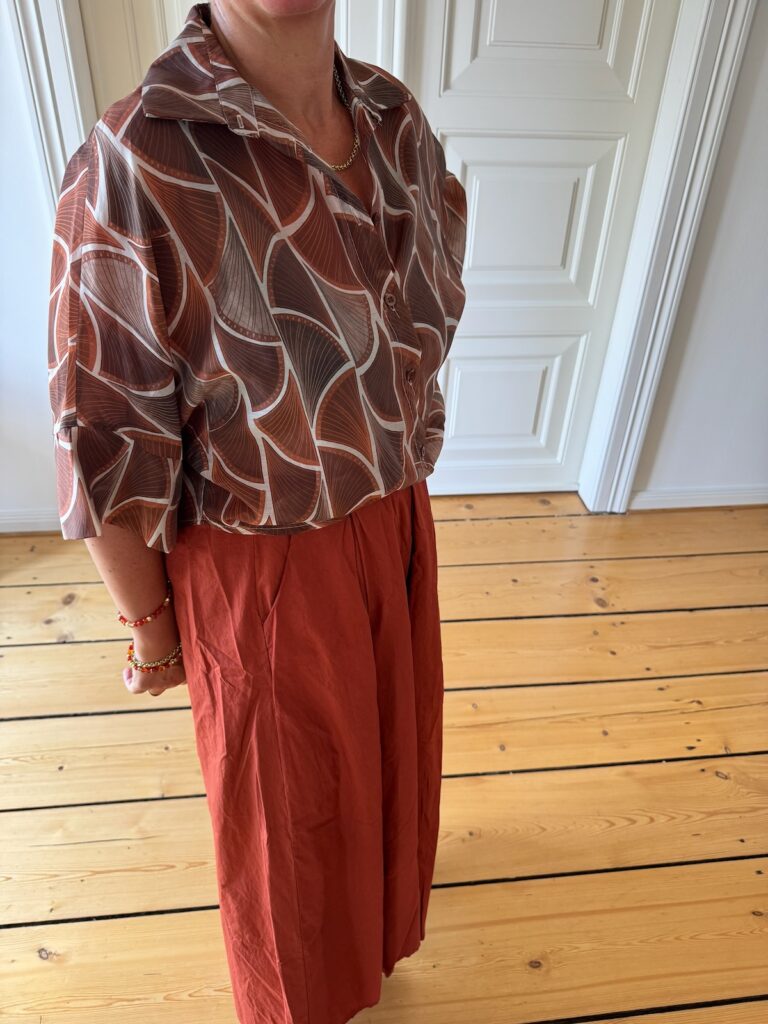 Rostrote Hose kombinieren-Über den Modeschatten hüpfen-Sommerlook-lifewithaglow