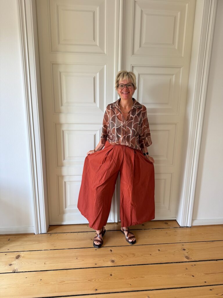 Rostrote Hose kombinieren-Über den Modeschatten hüpfen-Sommerlook-lifewithaglow