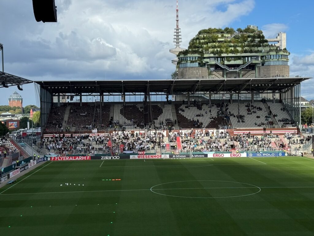Seelenglück-35. Woche 26-kleine Glücksmomente im Alltag-auch bei emotionalen Wochen- Stadion am Millerntor-Blick auf den grünen Bunker Seelenglück-35. Woche 26-kleine Glücksmomente im Alltag-auch bei emotionalen Wochen- Stadion am Millerntor-Blick auf den grünen Bunker