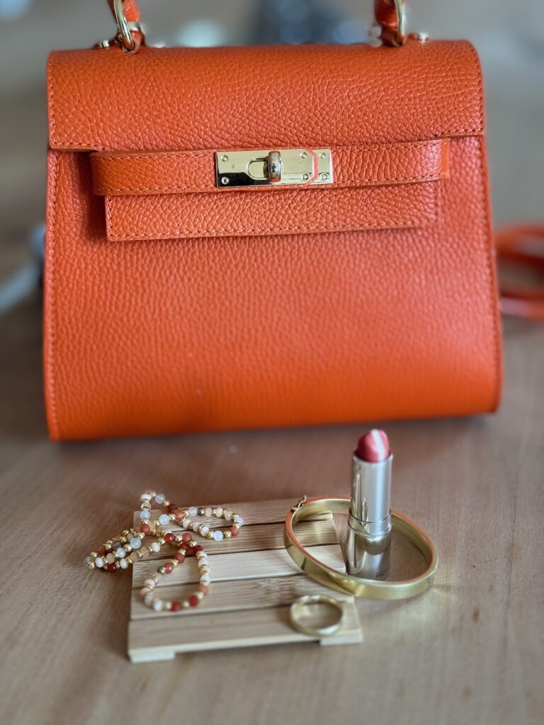 Braunen Zweiteiler stylen-fünfsommerliche Looks-lifewithaglow-Kombi mit Orange