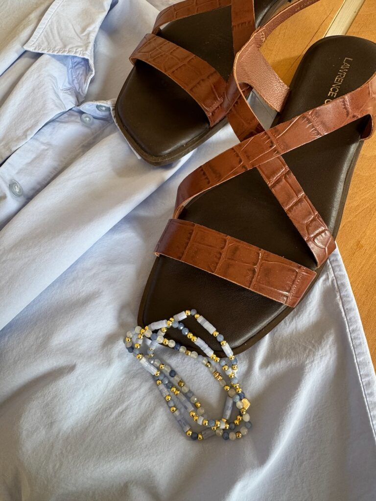 Braunen Zweiteiler stylen-fünfsommerliche Looks-lifewithaglow-hellblaue Bluse-braune Sandalen-weite braune Hose