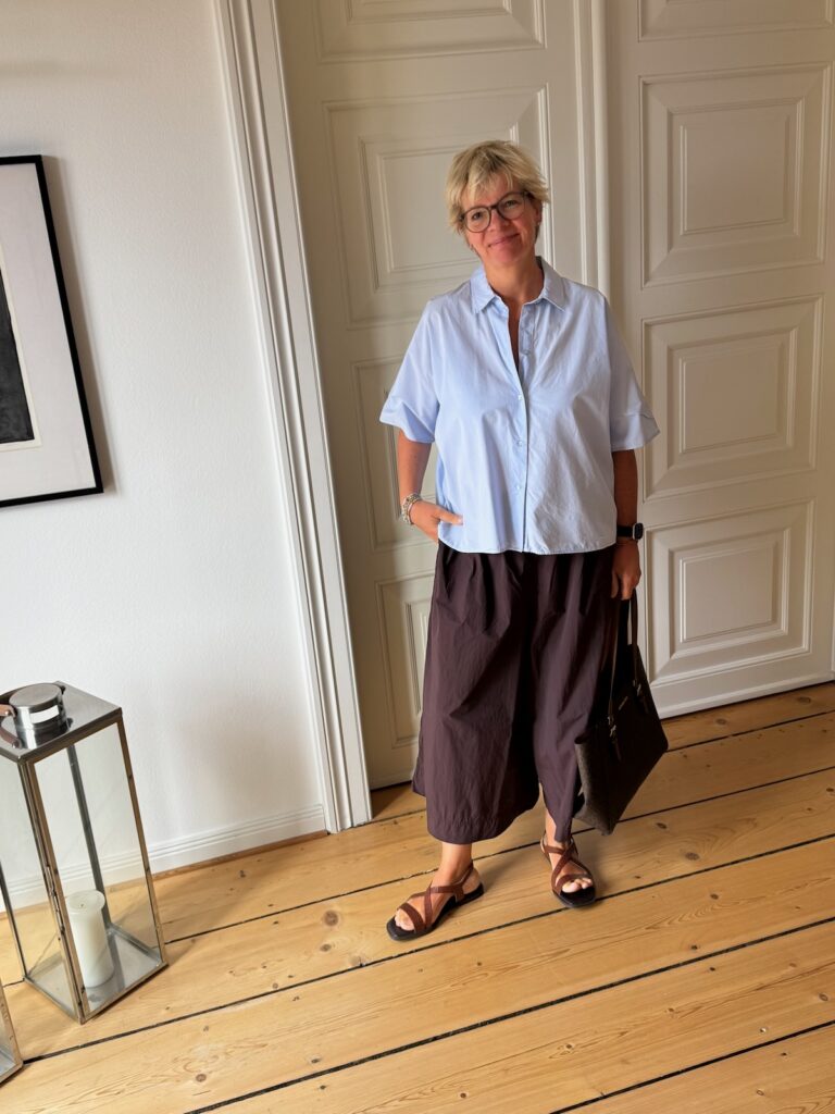 Braunen Zweiteiler stylen-fünfsommerliche Looks-lifewithaglow-hellblaue Bluse-braune Sandalen-weite braune Hose