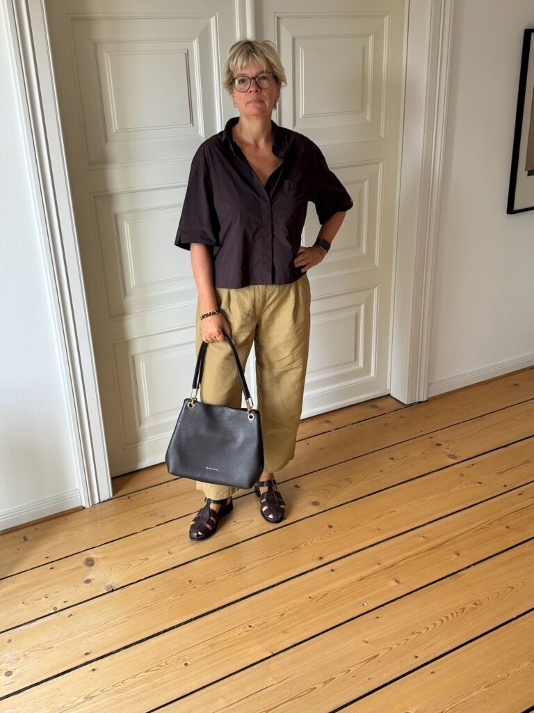 Braunen Zweiteiler stylen-fünfsommerliche Looks-lifewithaglow-braune boxe Bluse-schilfgrüne Hose-Fishermansandalen