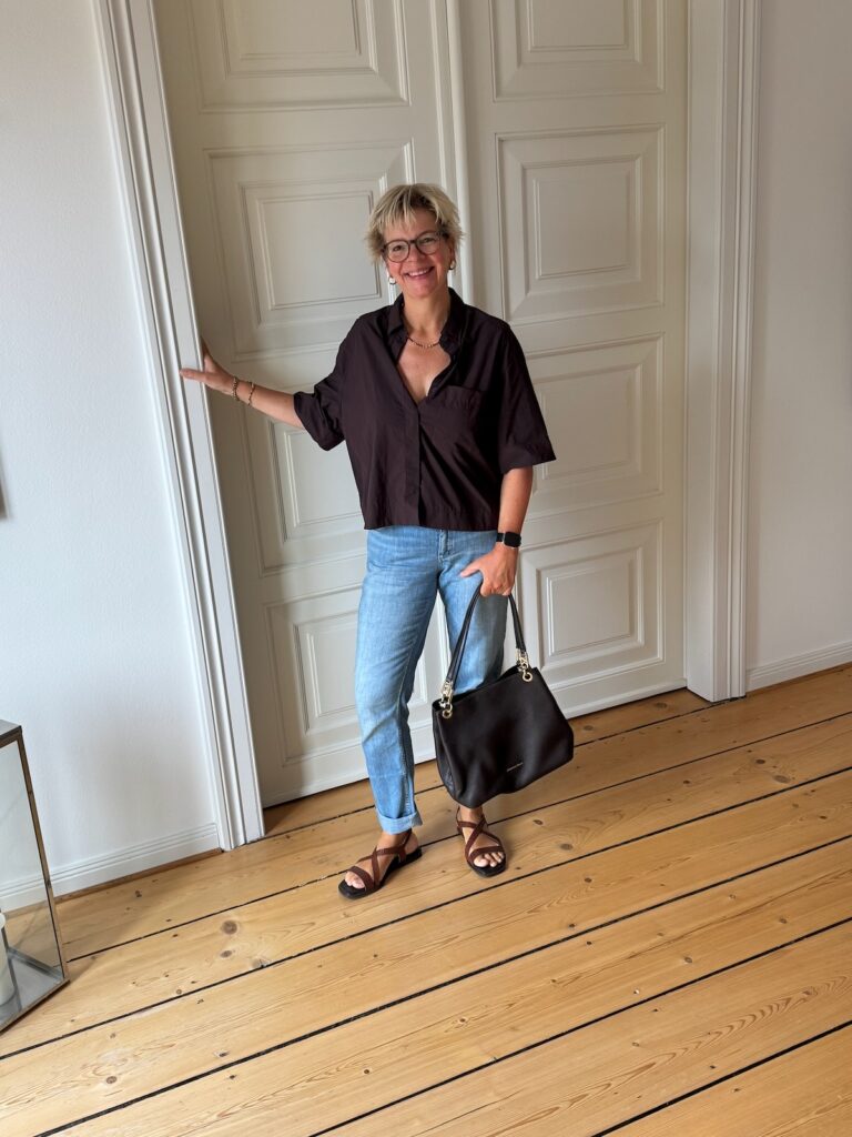 Braunen Zweiteiler stylen-fünfsommerliche Looks-lifewithaglow-braune Bluse boy-hellblaue striaght Jeans-braune Sandalen