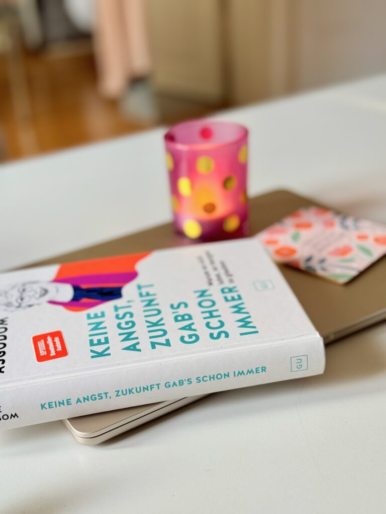 Keine-Angst-Zukunft-gabs-schon-immer-Sabine-Asgodom-Rezension-lifewithaglow