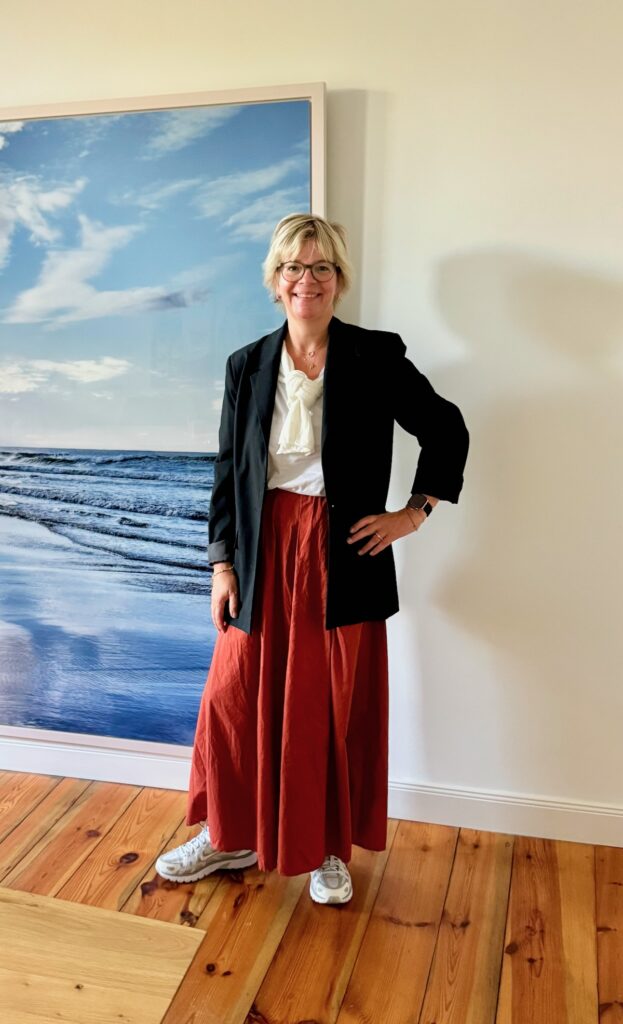 Outfitinspirationen-Sommer, Herbst und dazwischen-lifewithaglow-rostrote weite Hose-weißes T-Shirt-Nadelstreifenblazer-Sneaker-Pulli ecru