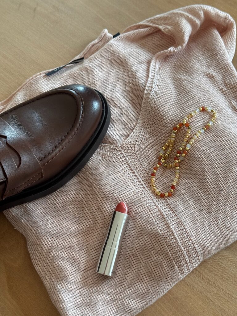 Outfitinspirationen-mit Spätsommerlooks-Übergangslooks-Transitional Garderobe-lifewithaglow-Barrel leg oliv-Bluse und Pulli apricotpeach-Loafer braun-Kurztrench dunkelblau Outfitinspirationen-mit Spätsommerlooks-Übergangslooks-Transitional Garderobe-lifewithaglow-Barrel leg oliv-Bluse und Pulli apricotpeach-Loafer braun-Kurztrench dunkelblau
