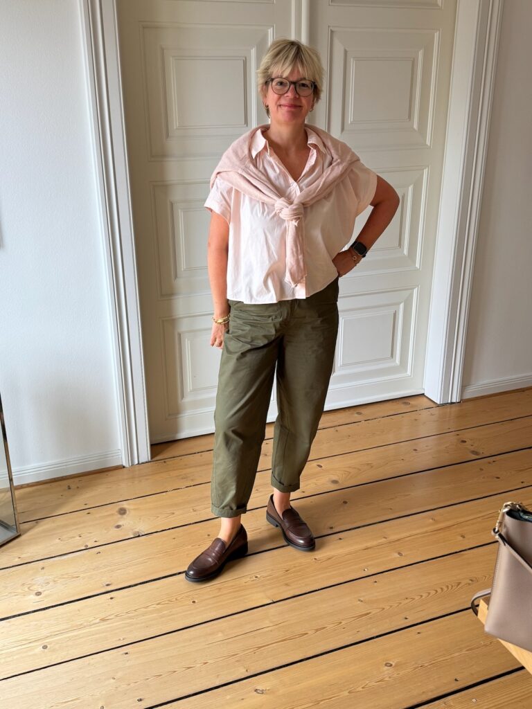 Outfitinspirationen-mit Spätsommerlooks-Übergangslooks-Transitional Garderobe-lifewithaglow-Barrel leg oliv-Bluse und Pulli apricotpeach-Loafer braun-Kurztrench dunkelblau Outfitinspirationen-mit Spätsommerlooks-Übergangslooks-Transitional Garderobe-lifewithaglow-Barrel leg oliv-Bluse und Pulli apricotpeach-Loafer braun-Kurztrench dunkelblau