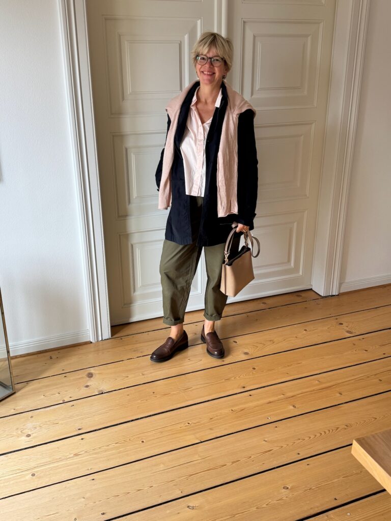 Outfitinspirationen-mit Spätsommerlooks-Übergangslooks-Transitional Garderobe-lifewithaglow-Barrel leg oliv-Bluse und Pulli apricotpeach-Loafer braun-Kurztrench dunkelblau Outfitinspirationen-mit Spätsommerlooks-Übergangslooks-Transitional Garderobe-lifewithaglow-Barrel leg oliv-Bluse und Pulli apricotpeach-Loafer braun-Kurztrench dunkelblau