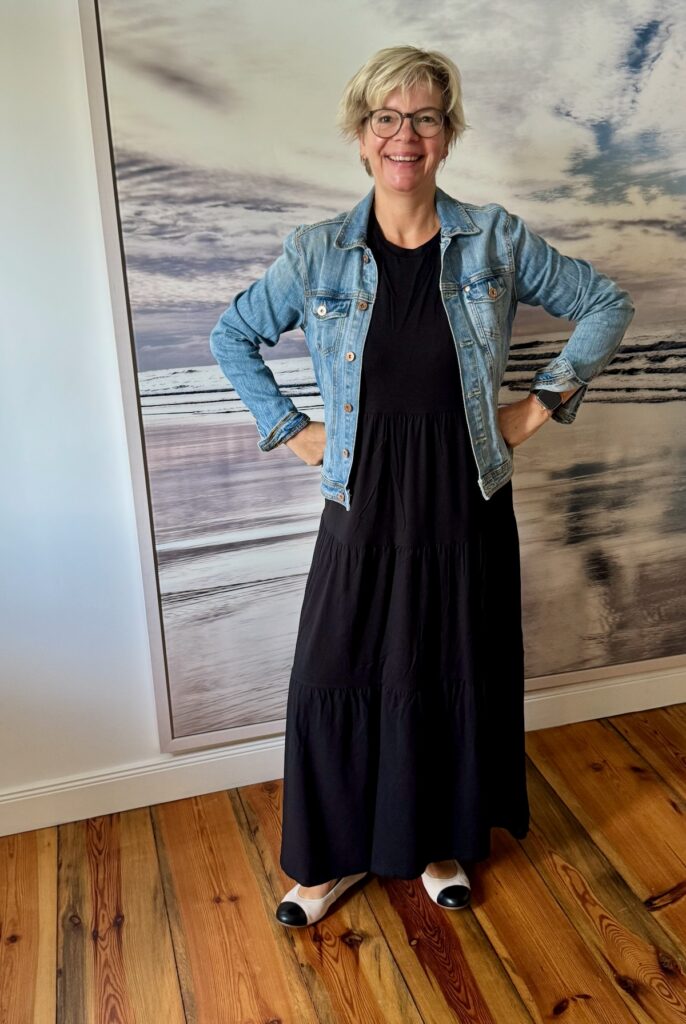 Outfitinspirationen-mit Spätsommerlooks-Übergangslooks-Transitional Garderobe-lifewithaglow-schwarzes Kleid mit Volants-Jeansjacke-Two-Tone Ballerinas Outfitinspirationen-mit Spätsommerlooks-Übergangslooks-Transitional Garderobe-lifewithaglow-schwarzes Kleid mit Volants-Jeansjacke-Two-Tone Ballerinas