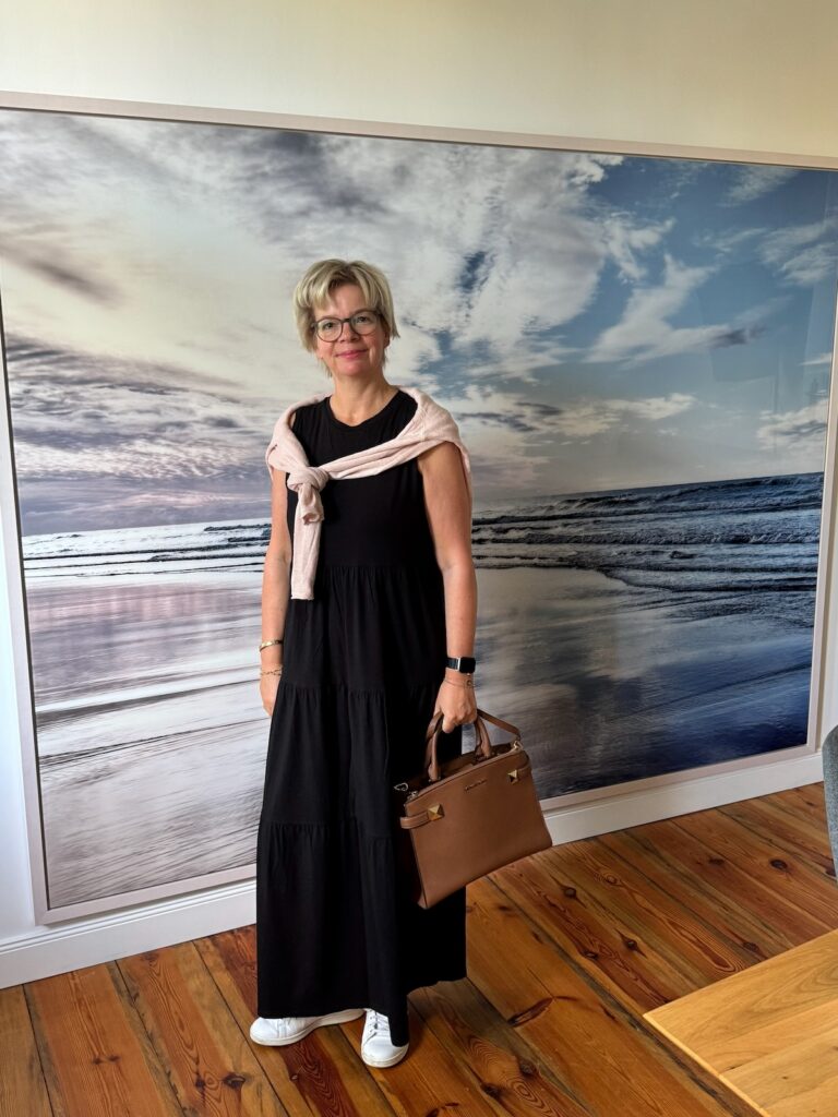 Outfitinspirationen-mit Spätsommerlooks-Übergangslooks-Transitional Garderobe-lifewithaglow-schwarzes Kleid mit Volants-Sneaker Stan Smith-Pulli apricot Outfitinspirationen-mit Spätsommerlooks-Übergangslooks-Transitional Garderobe-lifewithaglow-schwarzes Kleid mit Volants-Sneaker Stan Smith-Pulli apricot