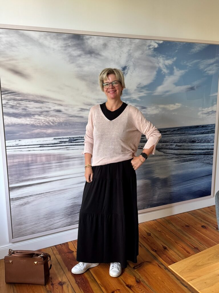 Outfitinspirationen-mit Spätsommerlooks-Übergangslooks-Transitional Garderobe-lifewithaglow-schwarzes Kleid mit Volants-Sneaker Stan Smith-Pulli apricot Outfitinspirationen-mit Spätsommerlooks-Übergangslooks-Transitional Garderobe-lifewithaglow-schwarzes Kleid mit Volants-Sneaker Stan Smith-Pulli apricot