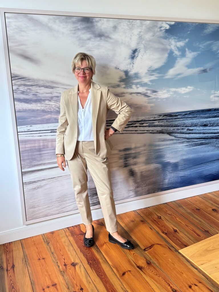 Outfitinspirationen-mit Spätsommerlooks-Übergangslooks-Transitional Garderobe-lifewithaglow-Hosenanzug beige-Bluse ärmellos weiß-schwarze Ballerina Outfitinspirationen-mit Spätsommerlooks-Übergangslooks-Transitional Garderobe-lifewithaglow-Hosenanzug beige-Bluse ärmellos weiß-schwarze Ballerina