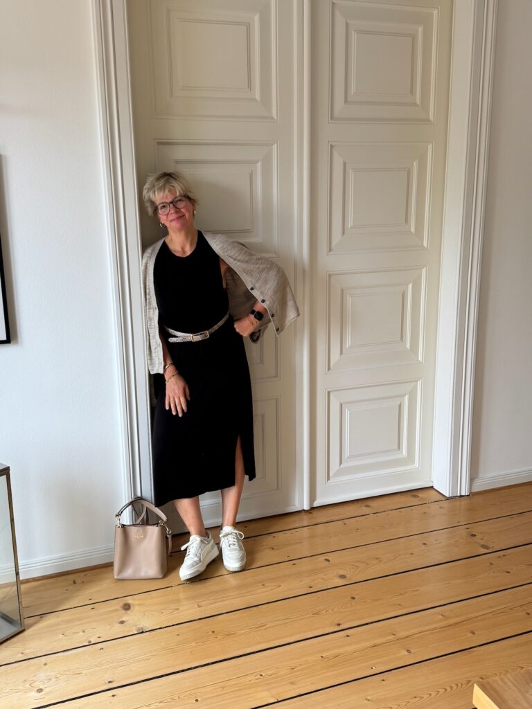 Outfitinspirationen-mit Spätsommerlooks-Übergangslooks-Transitional Garderobe-lifewithaglow-schwarzes Shirtkleid gerader Schnitt-beiger Cardigan-beige Sneaker Outfitinspirationen-mit Spätsommerlooks-Übergangslooks-Transitional Garderobe-lifewithaglow-schwarzes Shirtkleid gerader Schnitt-beiger Cardigan-beige Sneaker