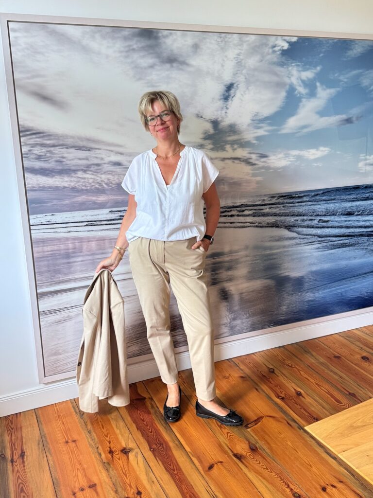 Outfitinspirationen-mit Spätsommerlooks-Übergangslooks-Transitional Garderobe-lifewithaglow-Hosenanzug beige-Bluse ärmellos weiß-schwarze Ballerina Outfitinspirationen-mit Spätsommerlooks-Übergangslooks-Transitional Garderobe-lifewithaglow-Hosenanzug beige-Bluse ärmellos weiß-schwarze Ballerina