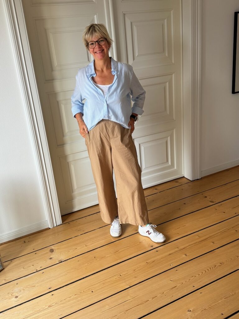 Outfitinspirationen-mit Spätsommerlooks-Übergangslooks-Transitional Garderobe-lifewithaglow-weite beige Popelinehose cropped-Hemd gestreift-Sneaker-Pullover mittelblau Outfitinspirationen-mit Spätsommerlooks-Übergangslooks-Transitional Garderobe-lifewithaglow-weite beige Popelinehose cropped-Hemd gestreift-Sneaker-Pullover mittelblau