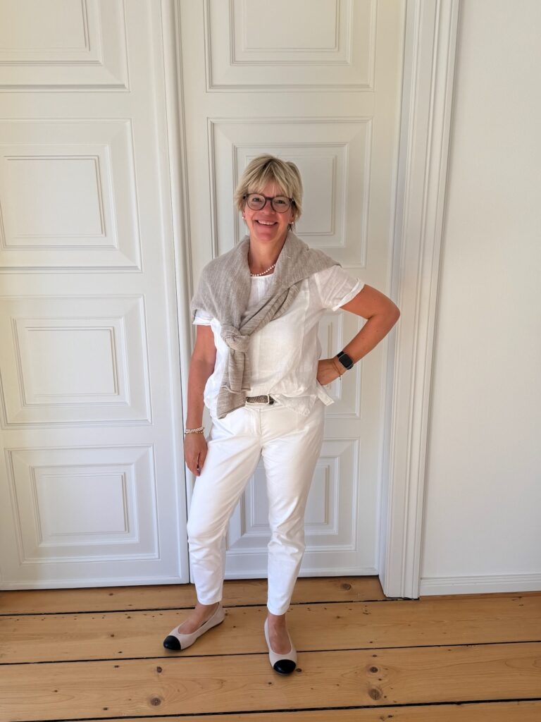 Outfitinspirationen-mit Spätsommerlooks-Übergangslooks-Transitional Garderobe-lifewithaglow-Chino weiß-Leinenbluse weiße-Strickjacke beige-Ballerinas Two-Tone Outfitinspirationen-mit Spätsommerlooks-Übergangslooks-Transitional Garderobe-lifewithaglow-Chino weiß-Leinenbluse weiße-Strickjacke beige-Ballerinas Two-Tone