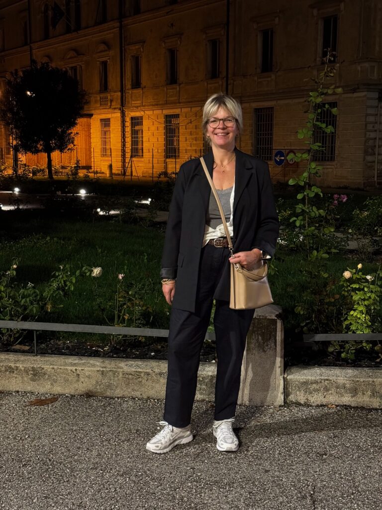 Outfitinspirationen-Sommer, Herbst und dazwischen-lifewithaglow-dunkelblaue weite Hose cropped-Nadelstreifenblazer-graues Lacetop-weiße Leinenbluse-Sneaker