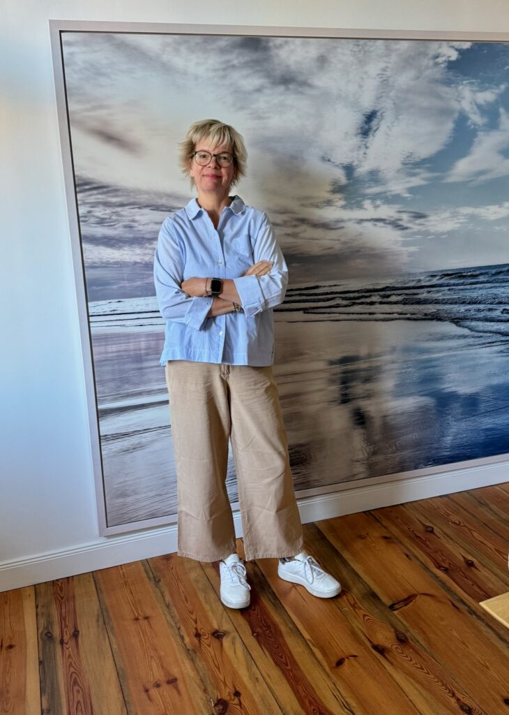 Outfitinspirationen-Sommer, Herbst und dazwischen-lifewithaglow-Hose Karamell-Hemnd blau weiß gestreift-Blazer Nadelstreifen-Strickjacke beige-Sneaker